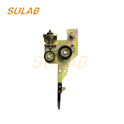 Fujitec エレベーター ドアロック ガルバニズされた表面AC 250V/10Aと横向きの緊張 ≥1000N 着陸ドアのロックフック MA630-05