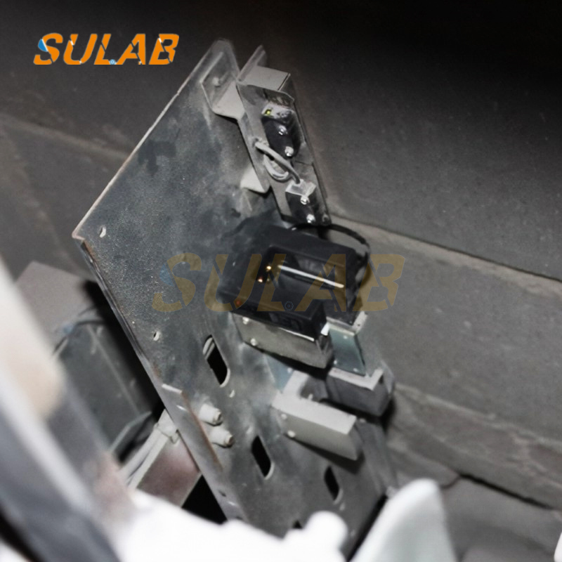 Hyundai BUM4-40D-W Leveling Sensor Photoelectric Switch with 10-30V DC, 4mm Sensing Range and M8 Connector